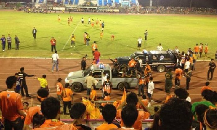 ระทึก!อัฒจรรย์ถล่ม แฟนบอลสุโขทัยเจ็บนับสิบ