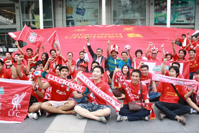 สแตนดาร์ดชาร์เตอร์ดเปิดตัวเสื้อหงส์ยักษ์