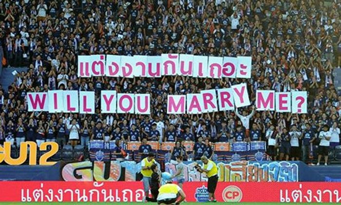 เซอร์ไพรส์! หนุ่มขอสาวแต่งงานกลางสนามไอโมบาย