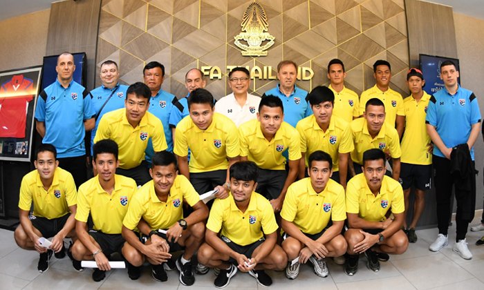 ตบเท้ารายงานตัว! "14 แข้งช้างศึก" เข้าแคมป์พร้อมลุยศึกคิงส์คัพ