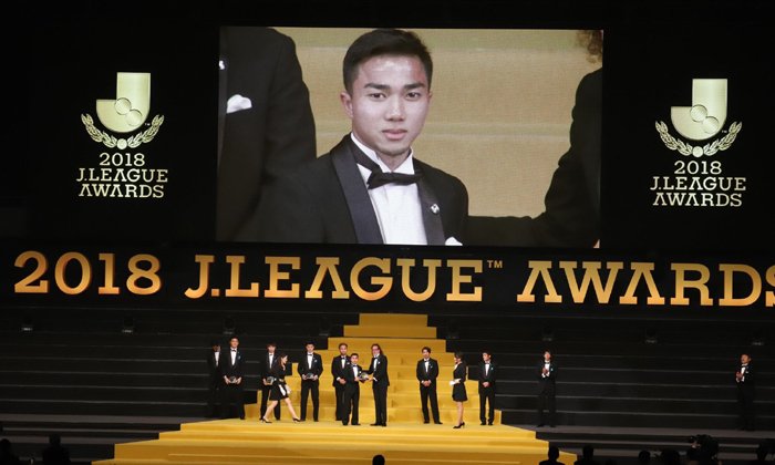 แข้งอาเซียนรายแรก! "ชนาธิป" จารึกชื่อติดทีมยอดเยี่ยมเจลีก 2018 (คลิป)