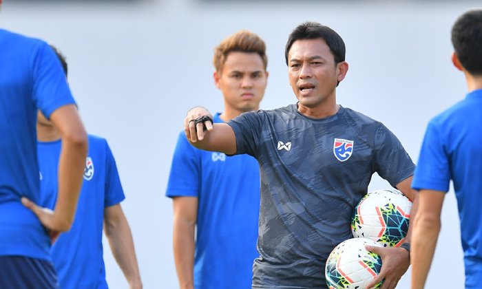 "โค้ชแบน" แนะแข้งช้างศึกรับมือกับแฟนบอล "อินโดนีเซีย"