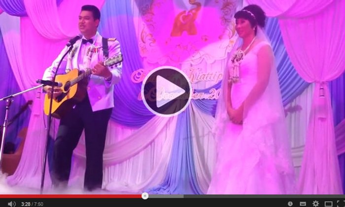 แชร์กันเพียบ! คลิป"โค้ชอ๊อต" โชล์ลีลากีตาร์ ร้องเพลงจีน เซอร์ไพรส์ "เจ้าสาว"ในงานแต่ง
