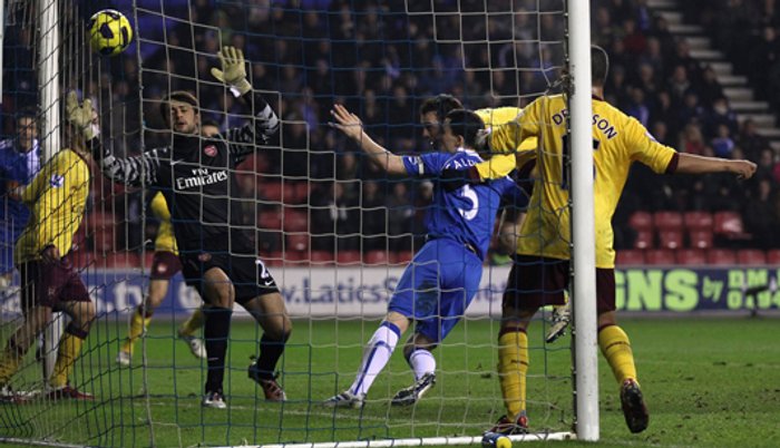ปืนโดนวีแกน10คนตี2-2,เชลซีซิวหืด1-0