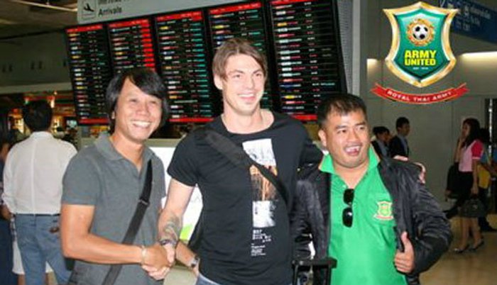 ลินเดมันน์มุ่งสู่กองทัพบกรอตรวจร่างกายก่อนเซ็น