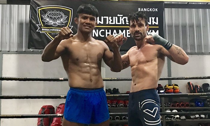 ดังไกลทั่วโลก! "ดาราฮอลลีวู้ด" บุกซ้อมมวยกับ "บัวขาว" ถึงค่าย