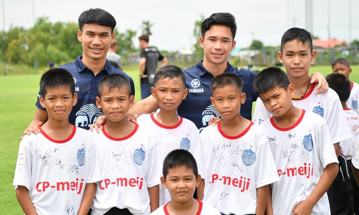 "ซีพี-เมจิ" จับมือ "บุรีรัมย์" มอบประสบการณ์ลูกหนังให้เยาวชน