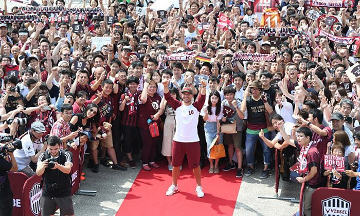 กระหึ่ม! คอบอลแดนปลาดิบแห่ต้อนรับ "โพดอลสกี้" แน่นขนัดหลังโยกซบ "วิสเซล โกเบ"