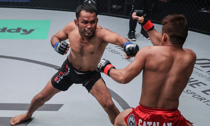 ชมชัดๆ "เดชดำรงค์" คว่ำ "นักสู้ปินส์" ยก 2 ศึก ONE Championship (คลิป)