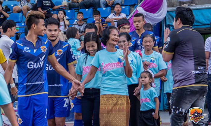จูงแม่ลงสนามเป็นเรื่อง! "ผู้ควบคุมการแข่งขัน" ถูกสั่งพักงาน (คลิป)