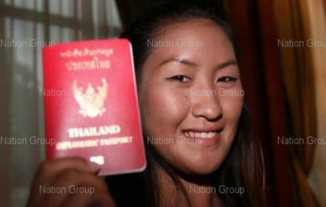 น้องนก เป็นปลื้ม รับพาสปอร์ตแดง