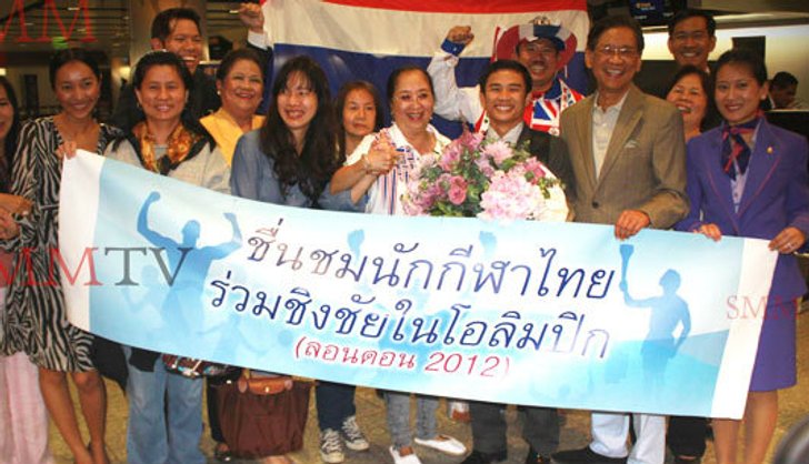 แก้วถึงไทยแฟนแห่รับเยี่ยงวีรบุรุษ