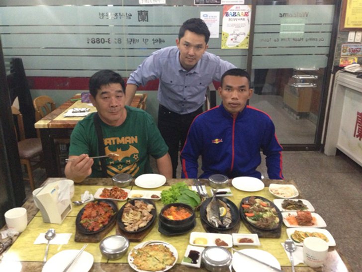 เจ้าขาวบินถึงฟิลิปปินส์เตรียมลงนวมปาเกียว