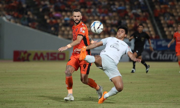 ผลบอล : "วรชิต" ซัดสามเกมติด! ชลบุรี ล้างอาถรรพ์บุกเฉือน โคราช 1-0