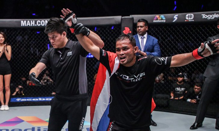 40 ยังแจ๋ว! "เดชดำรงค์" สุดโหดล็อกคออินเดียจนขอยอมแพ้ศึก ONE (คลิป)