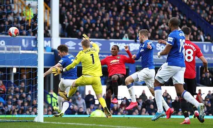 VAR ช่วยชีวิต! แมนฯ ยูไนเต็ด หวิดพังบุกไล่ตามเจ๊า เอฟเวอร์ตัน 1-1