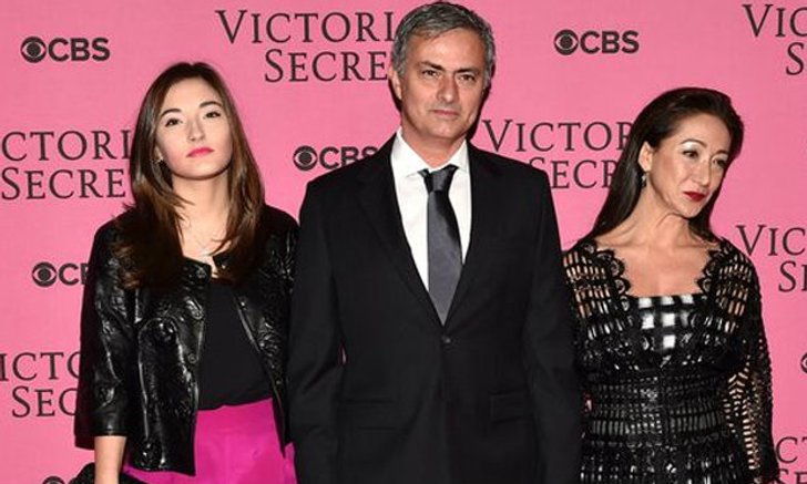 ซักชุดมั้ย! เฮียมูควงลูกเมียชมแฟชั่นโชว์ Victoria's Secret