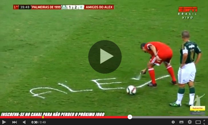 ผู้ตัดสินอย่างเท่ห์! พ่นชื่อ "ALEX" กลางสนาม เกมเทสติโมเนี่ยลแมตช์