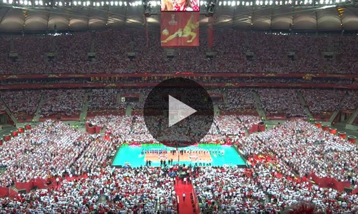 สะพรึง! เมื่อวอลเลย์บอลแข่งในสนามฟุตบอล บรรยากาศเลยเป็นเช่นนี้! (คลิป)