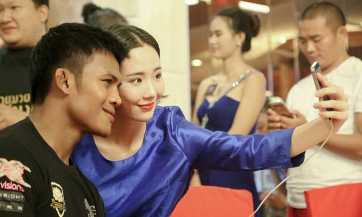 บัวขาวแฟนตรึม! สาวๆรุมเซลฟี่ ก่อนดวล "กูอุย" ศึกคุนหลุนไฟท์พุธนี้ (ภาพ)