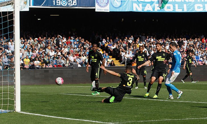 นาโปลี เปิดรังอัด เวโรน่า 10 คน 3-0 ตามจ่าฝูง "ม้าลาย" 6 แต้ม