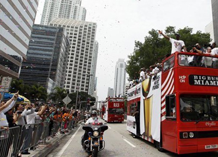 ฮีทฉลองแชมป์ NBA ชื่นมื่น แฟนร่วมอื้อ
