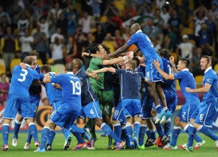 อัซซูรีเด็ดปีกอินทรี2-1ลิ่วชิงยูโร-บาโลกด2