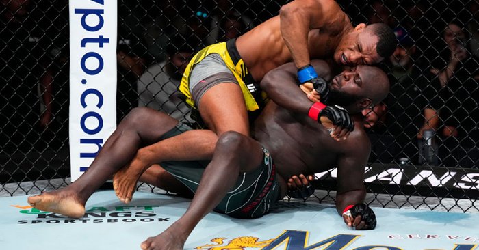 ปิดเกมไว! “อัลเมย์ด้า” จับล็อก “โรเซนสตรอยค์” ยกแรกศึก UFC FIGHT NIGHT