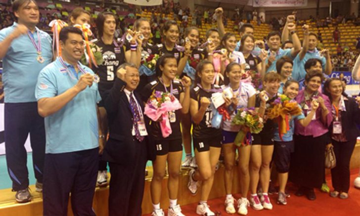 ในหลวงพระราชทานเครื่องราชฯนักตบสาวไทย