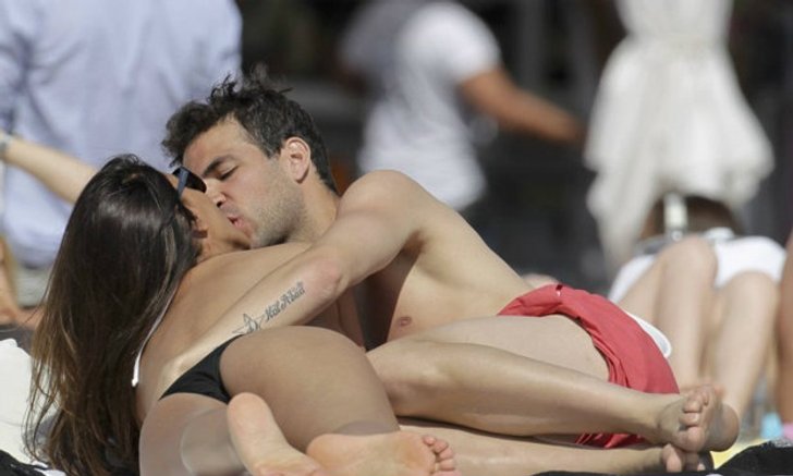 แอบส่องแข้งซุป'ตาร์ริมหาดกับแฟนสาวสุดเซ็กซี่