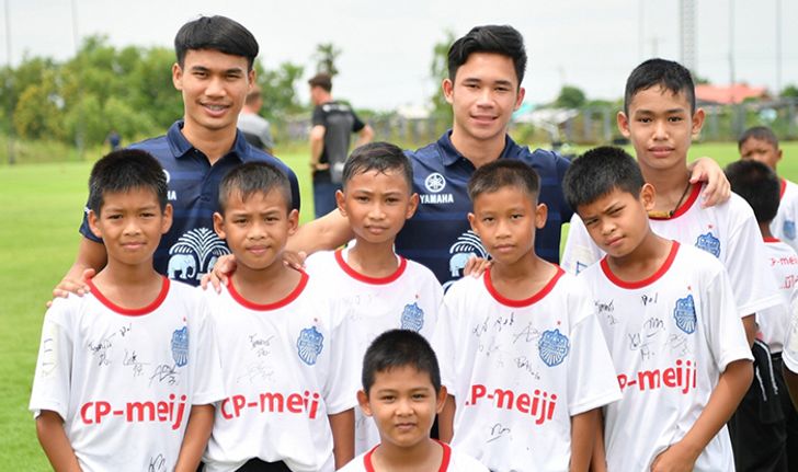 "ซีพี-เมจิ" จับมือ "บุรีรัมย์" มอบประสบการณ์ลูกหนังให้เยาวชน