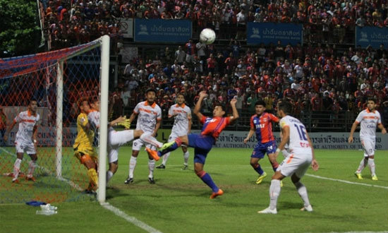 กลับจ่าฝูง! จู ซุง ฮวาน ซัดโทนส่งท่าเรือเปิดรังดับสุพรรณ1-0