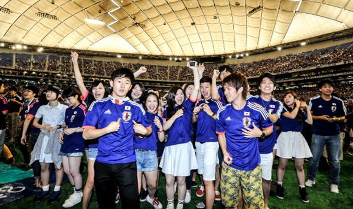 ทั่วโลกทึ่ง! ภาพแฟนบอลญี่ปุ่นเก็บขยะหลังเกมจบ