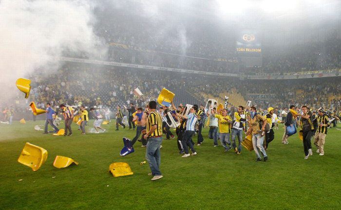 fenerbahce-soccer-fans-clash-