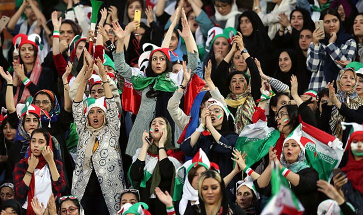 ประวัติศาสตร์จารึก! อิหร่านเปิดให้ผู้หญิงซื้อตั๋วเข้าสนามบอลในรอบ 40 ปี