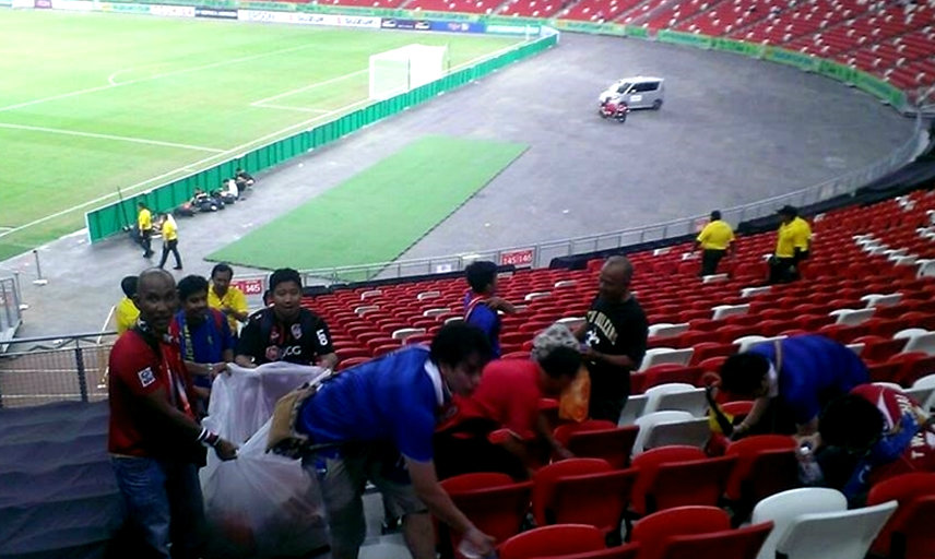 สื่อสิงคโปร์ตีข่าว ชมแฟนบอลไทย เก็บขยะหลังเกม