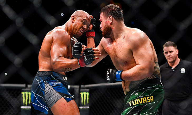 กรรมการทนดูไม่ไหว! "กาน" ไล่ถลุง "ตุยวาซ่า" โดนจับแพ้ยก 3 ศึก UFC กรุงปารีส