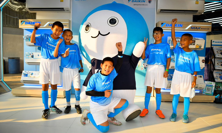 ถ่ายทอดทักษะลูกหนัง! "มาโน" ผนึก "แข้งช้างศึก" ฝึกเยาวชนกิจกรรม "Daikin Kids Football Fest 2023