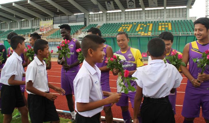 แฟนบอล สตูล ยูไนเต็ด นับร้อย แห่มอบ ดอกไม้ปลอบใจนักเตะ กรณีเหตุกองเชียร์รุมตื้บเชิ้ตดำ