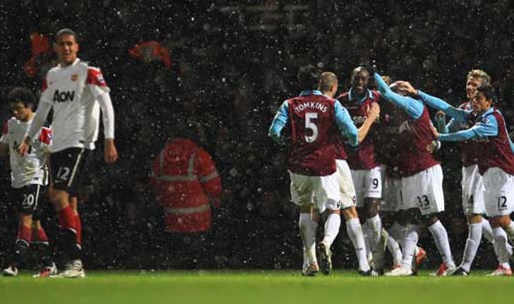 สุดอับอาย!ผีโดนค้อนถล่ม4-0,ปืนฉลุยคาร์ลิ่ง