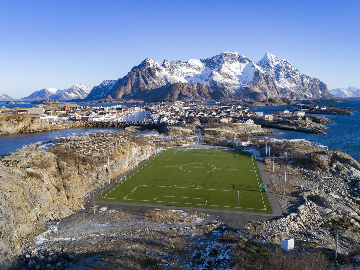 "เฮนนิงสวาร์ สเตเดี้ยม"(Henningsvær Stadion)