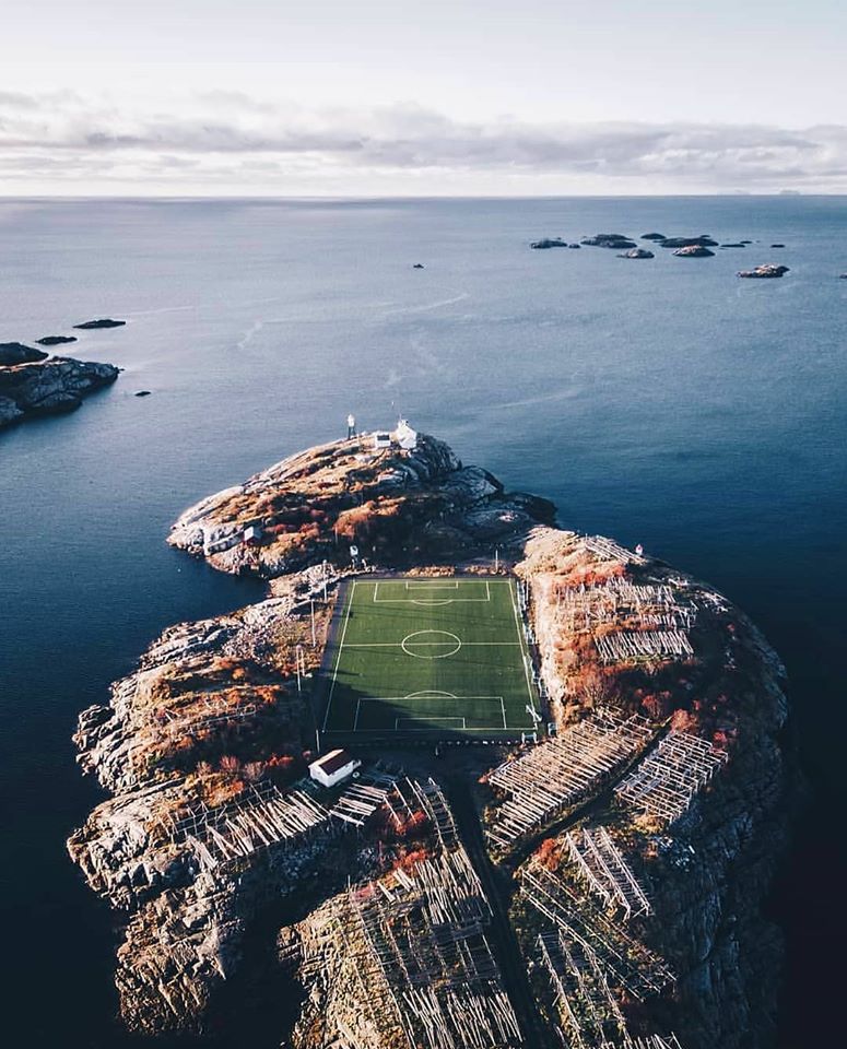 "เฮนนิงสวาร์ สเตเดี้ยม"(Henningsvær Stadion)