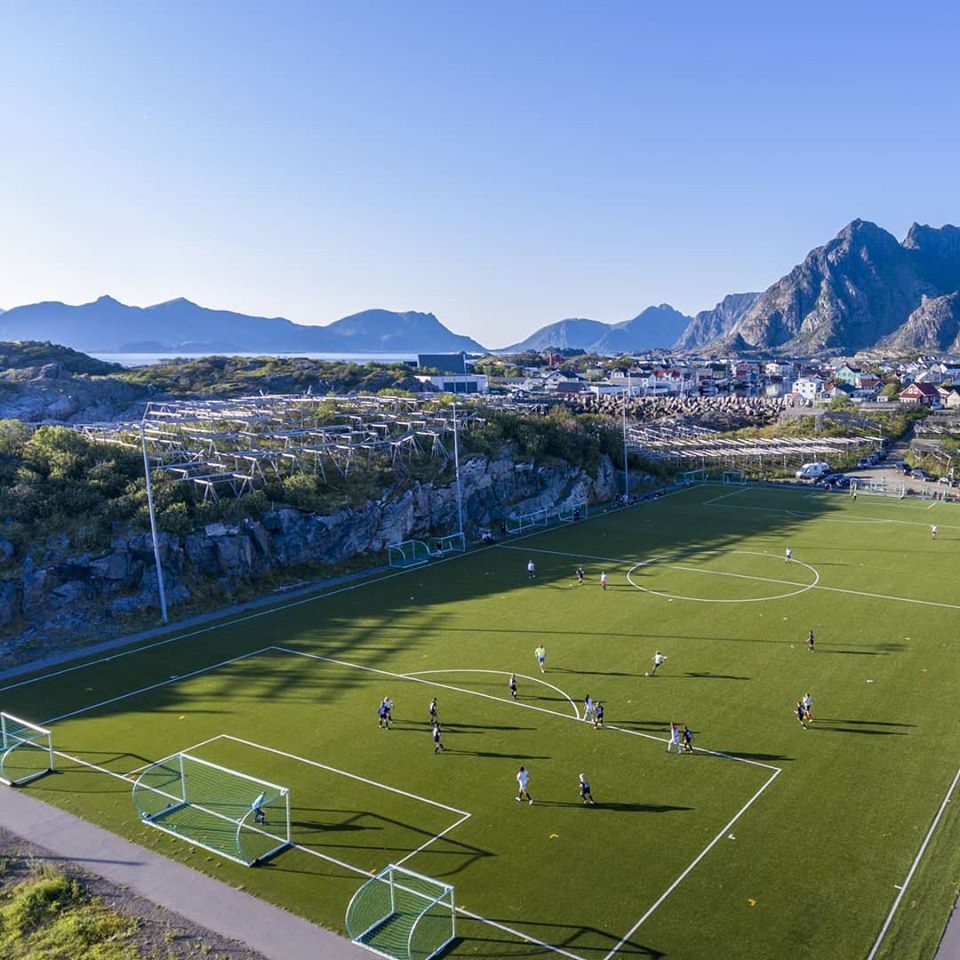 "เฮนนิงสวาร์ สเตเดี้ยม"(Henningsvær Stadion)