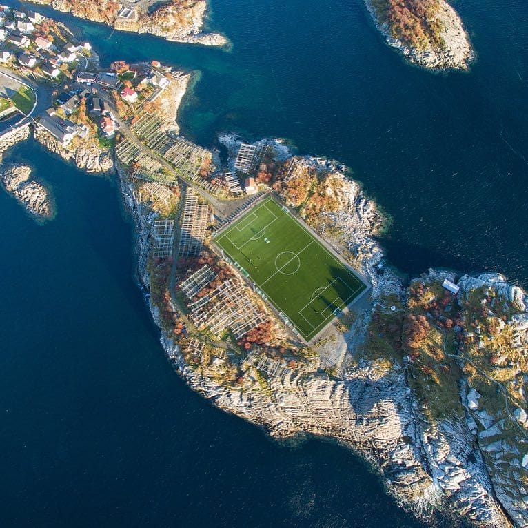 "เฮนนิงสวาร์ สเตเดี้ยม"(Henningsvær Stadion)