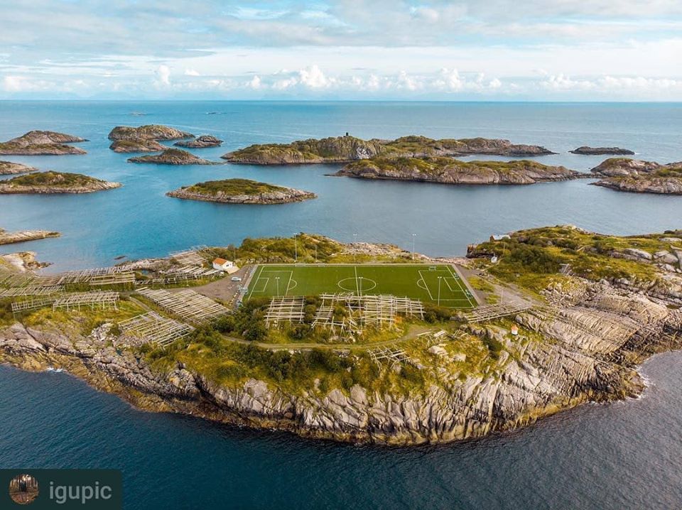 "เฮนนิงสวาร์ สเตเดี้ยม"(Henningsvær Stadion)