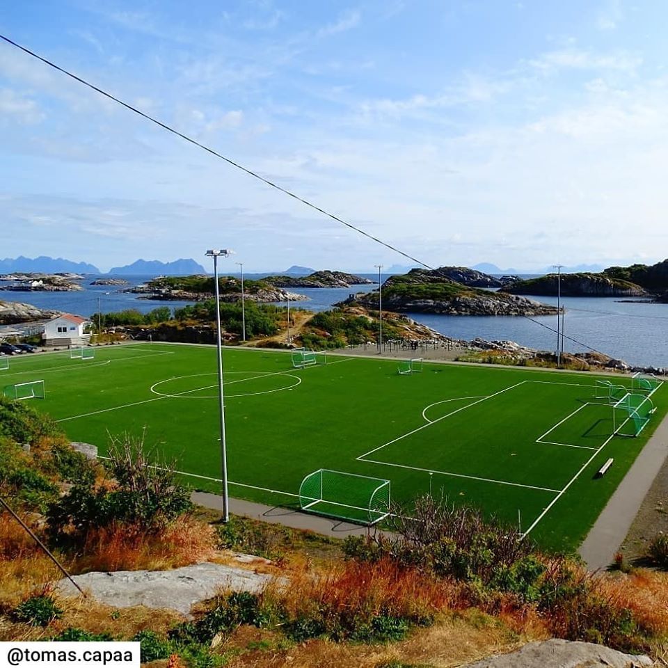 "เฮนนิงสวาร์ สเตเดี้ยม"(Henningsvær Stadion)