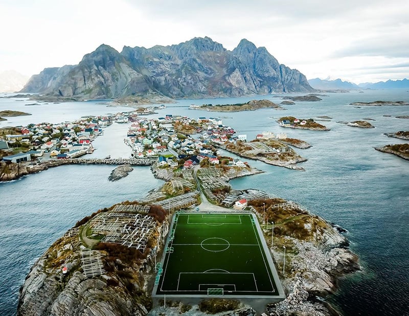 "เฮนนิงสวาร์ สเตเดี้ยม"(Henningsvær Stadion)
