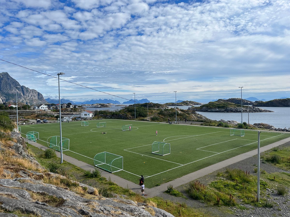 "เฮนนิงสวาร์ สเตเดี้ยม"(Henningsvær Stadion)