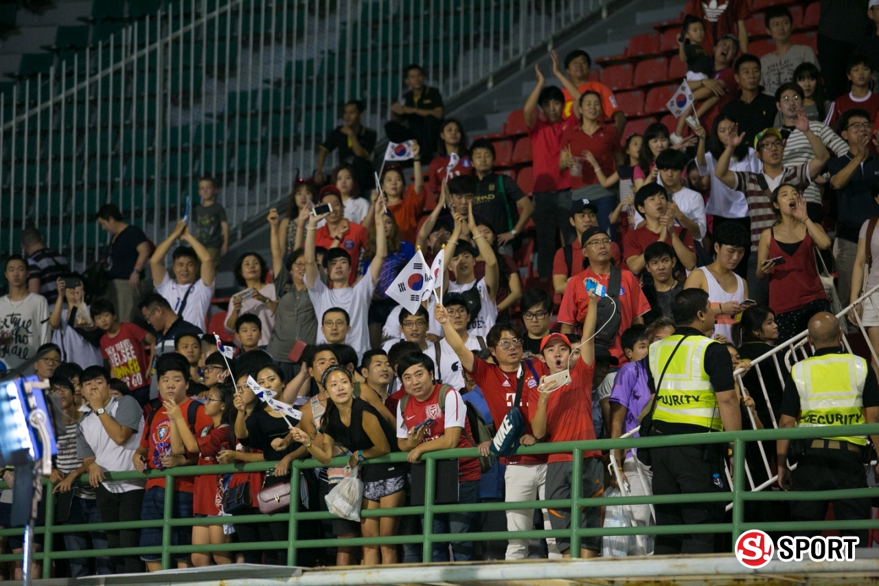 ภาพบรรยากาศและสีสันกองเชียร์ไทย