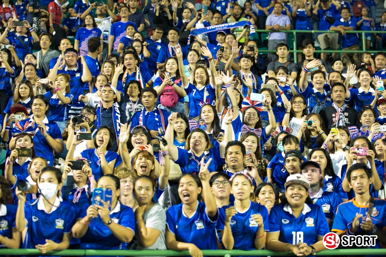 ภาพบรรยากาศและสีสันกองเชียร์ไทย